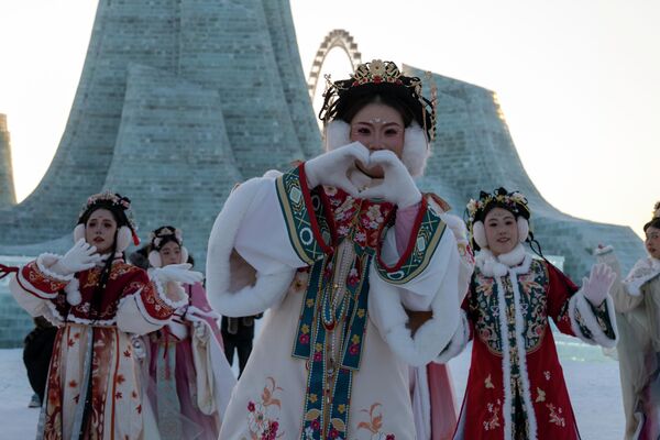 Каждый уголок парка оформлен с особым вниманием к деталям, чтобы гости могли полностью окунуться в сказочную атмосферу снежной сказки.  - Sputnik Казахстан