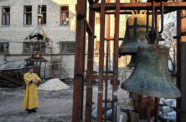 Звонарь во время богослужения во втором Свято-Митрофановском храме в Лисичанске, Россия. - Sputnik Казахстан