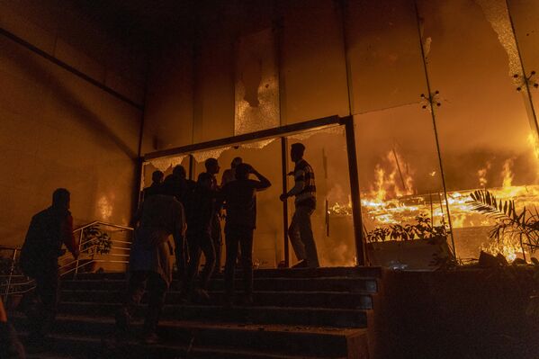 Сторонники Шарифа Османа Хади перекрыли улицы и устроили поджоги в Дакке, Бангладеш. - Sputnik Казахстан