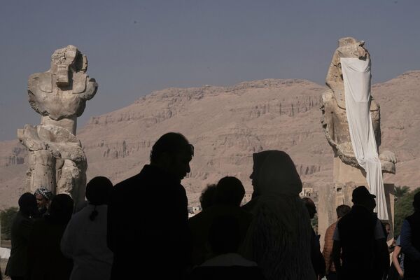 Посетители осматривают две гигантские алебастровые статуи фараона Аменхотепа III перед официальным открытием в египетском городе Луксор. - Sputnik Казахстан