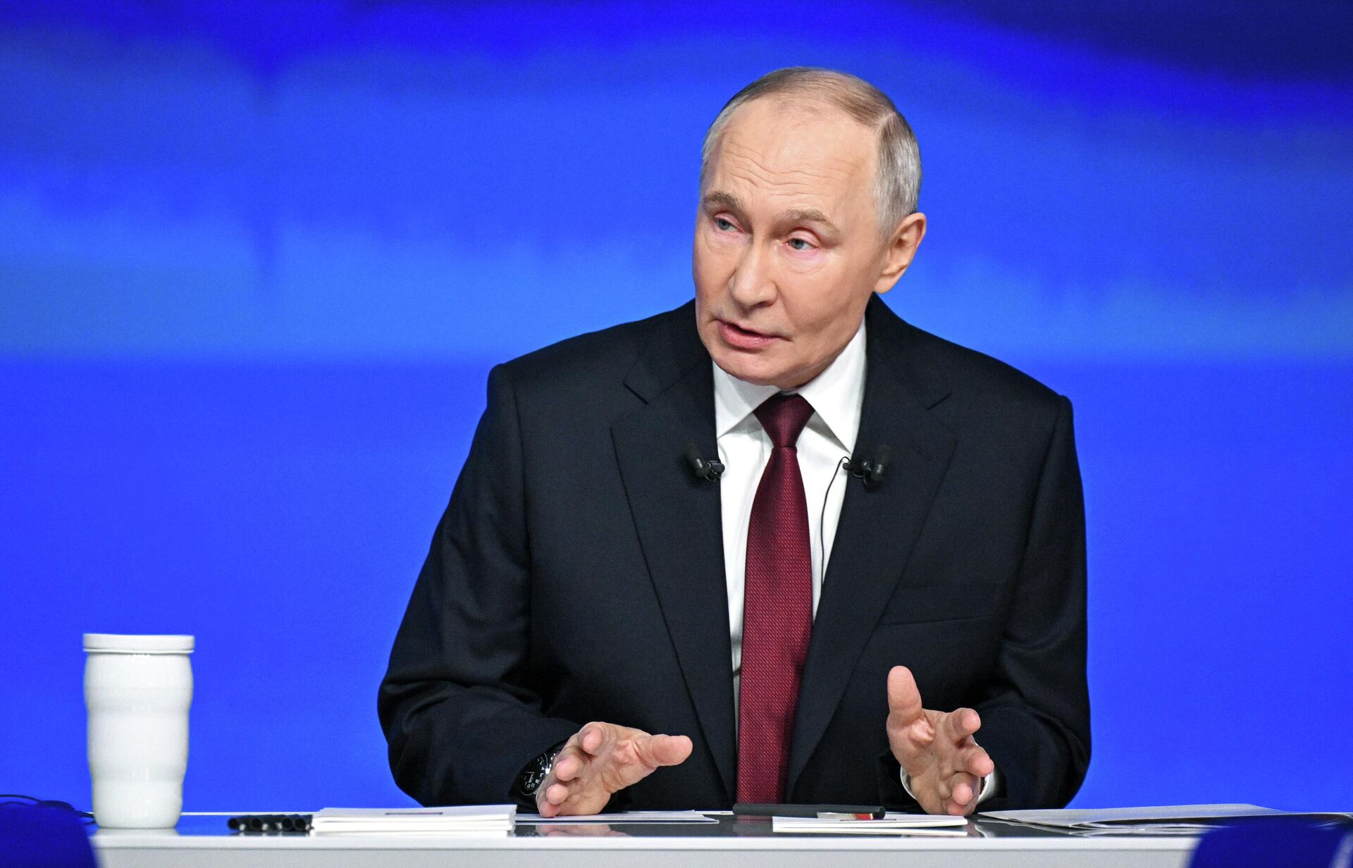 Президент РФ Владимир Путин отвечает на вопросы во время специальной программы Итоги года - Sputnik Казахстан, 1920, 19.12.2025