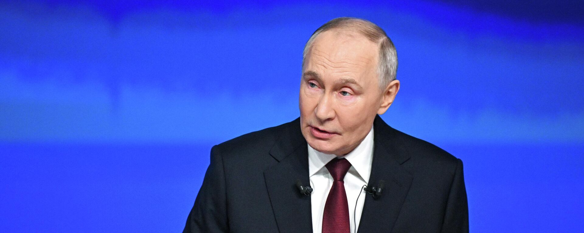 Президент РФ Владимир Путин отвечает на вопросы во время специальной программы Итоги года - Sputnik Қазақстан, 1920, 19.12.2025