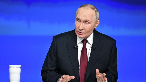 Президент РФ Владимир Путин отвечает на вопросы во время специальной программы Итоги года - Sputnik Казахстан