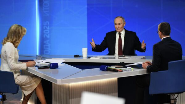 Президент РФ Владимир Путин отвечает на вопросы во время специальной программы Итоги года в Москве - Sputnik Казахстан