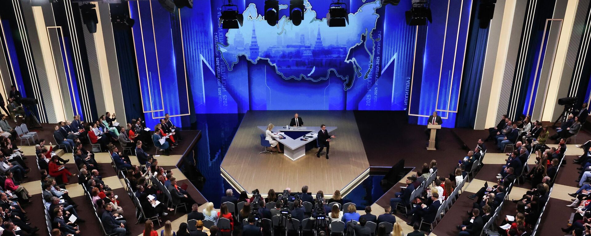 Президент РФ Владимир Путин отвечает на вопросы во время специальной программы Итоги года в Москве - Sputnik Қазақстан, 1920, 19.12.2025