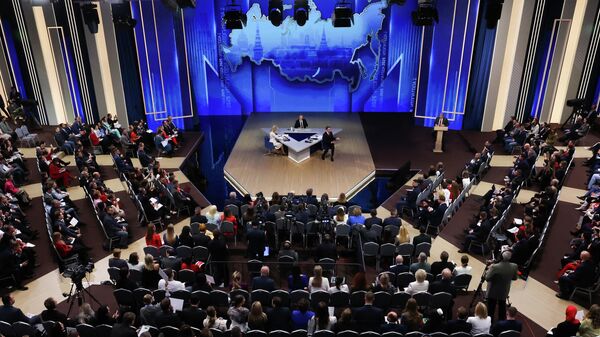 Президент РФ Владимир Путин отвечает на вопросы во время специальной программы Итоги года в Москве - Sputnik Қазақстан