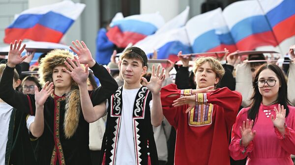 Патриотический флешмоб в Казани ко Дню народного единства  - Sputnik Казахстан