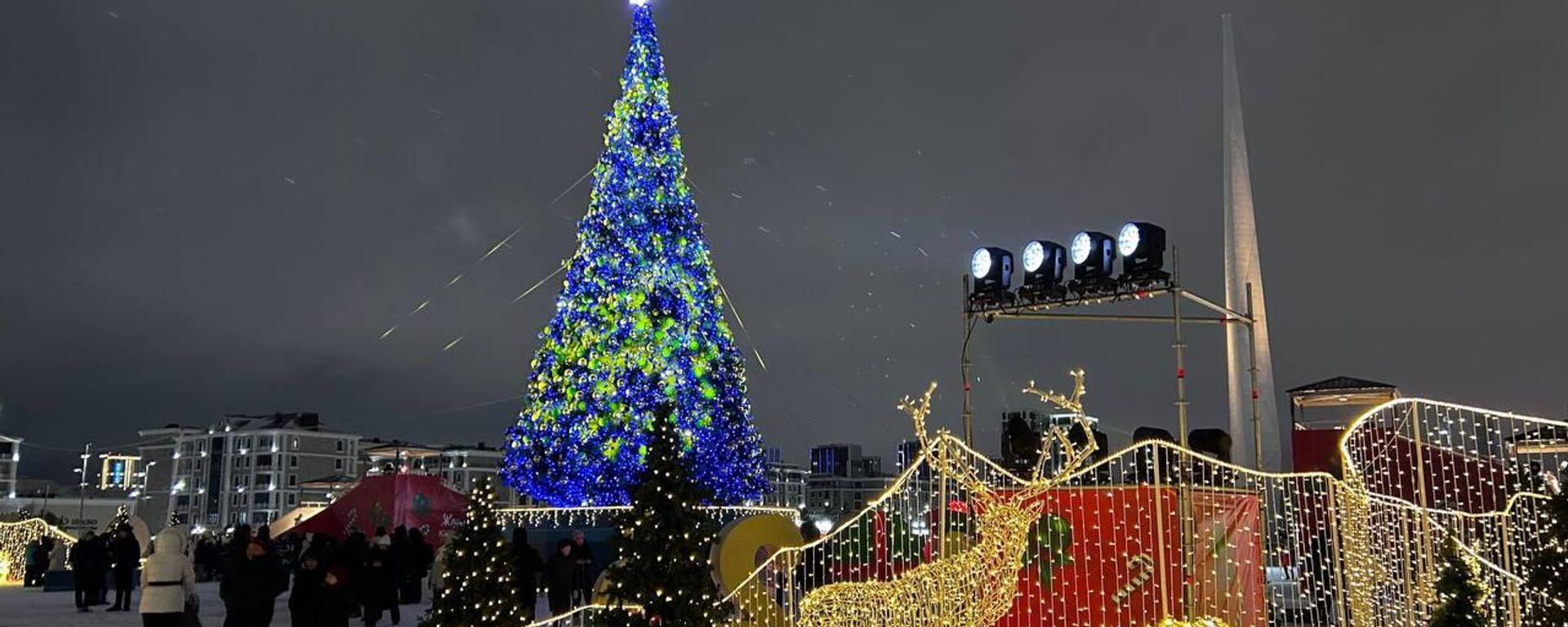 В Астане зажгли новогодние ёлки - Sputnik Казахстан, 1920, 19.12.2025