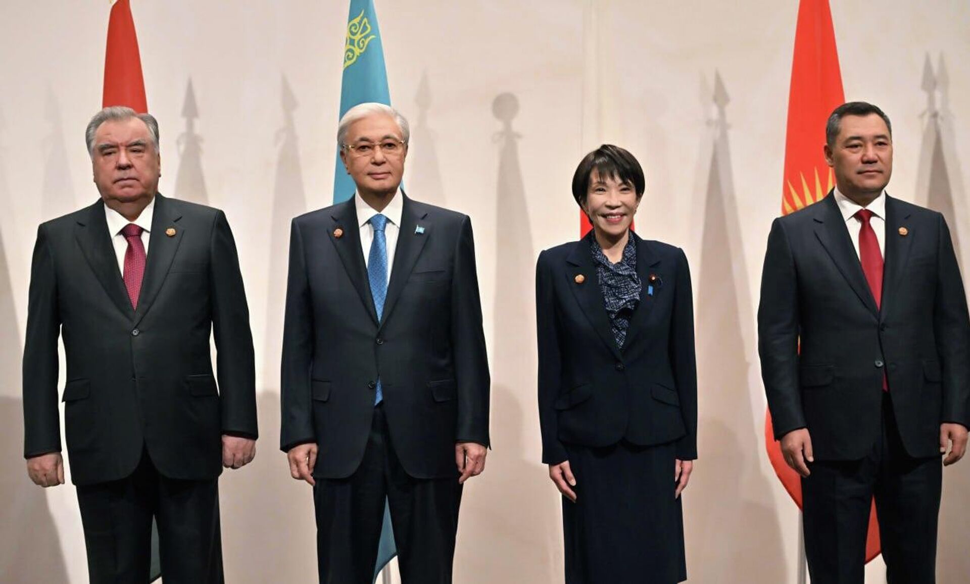 Совместное фото лидеров государств перед саммитом Центральная Азия – Япония
 - Sputnik Казахстан, 1920, 20.12.2025