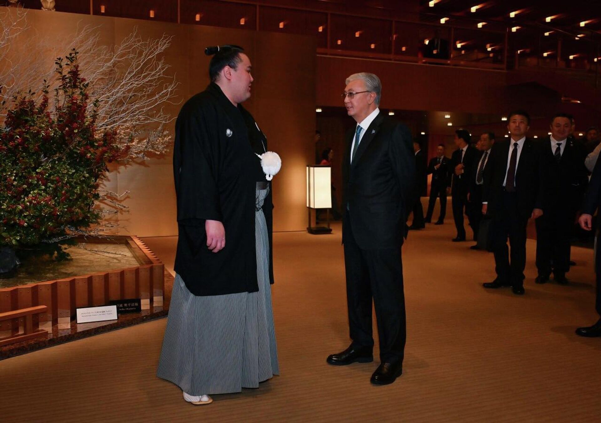 Токаев встретился с профессиональным борцом сумо Ерсином Балтагулом в Токио
 - Sputnik Казахстан, 1920, 20.12.2025