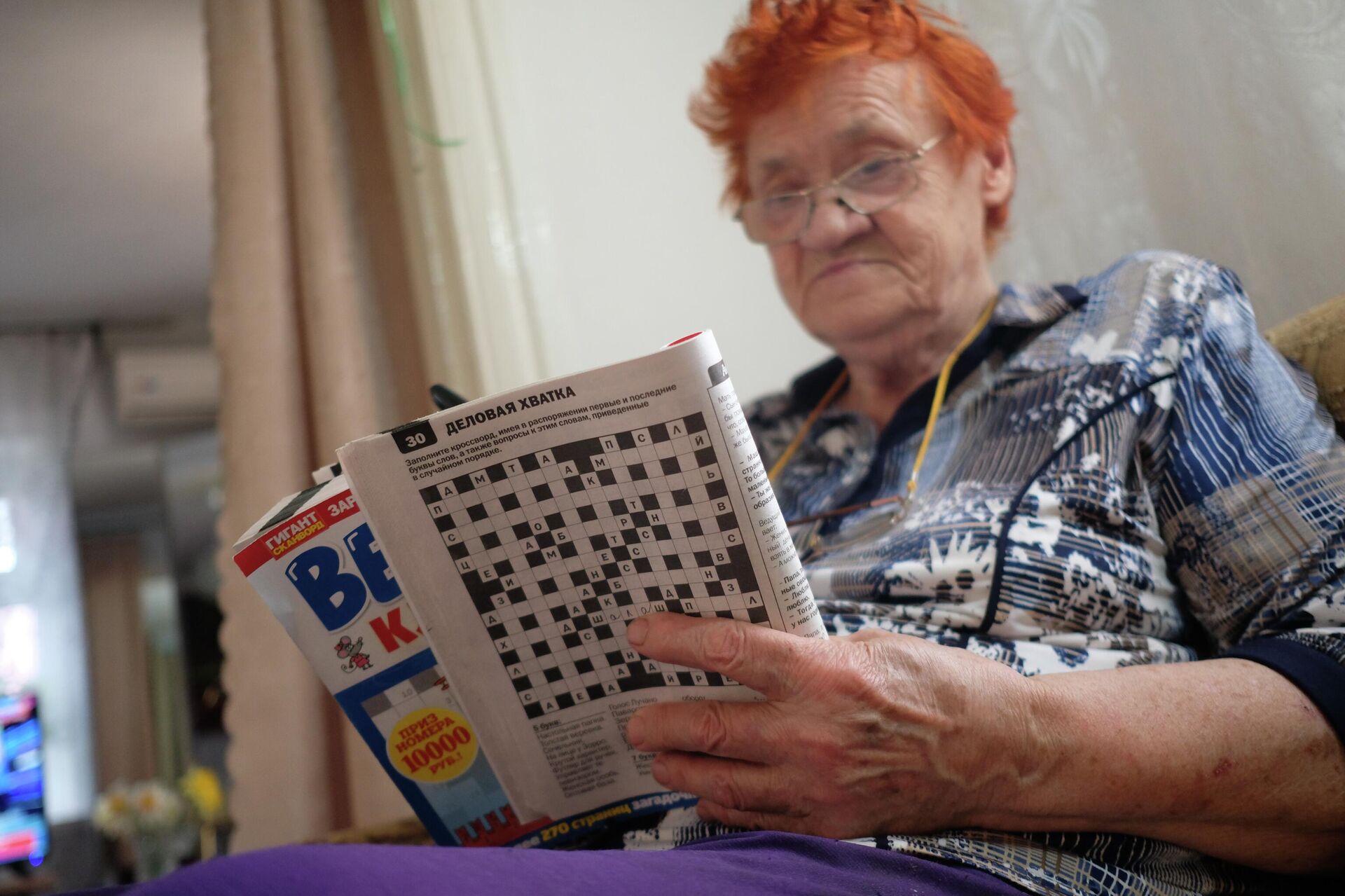 Пожилая женщина разгадывает кроссворды Пожилая женщина разгадывает кроссворды - Sputnik Казахстан, 1920, 20.12.2025