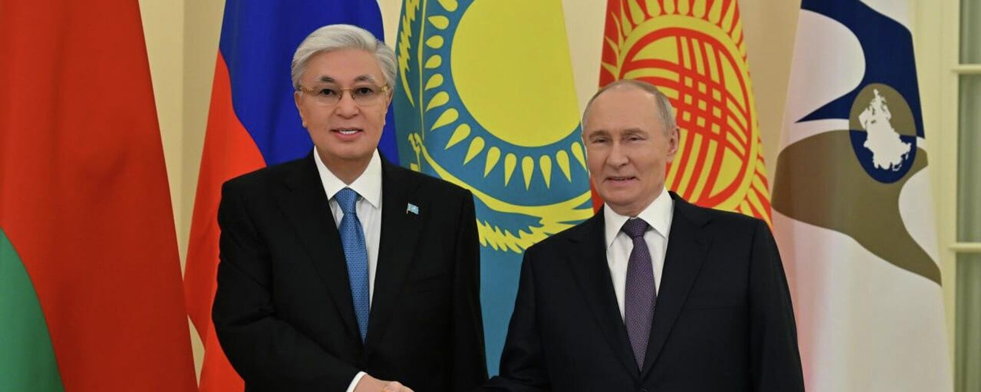 Касым-Жомарт Токаев и Владимир Путин - Sputnik Казахстан, 1920, 21.03.2026