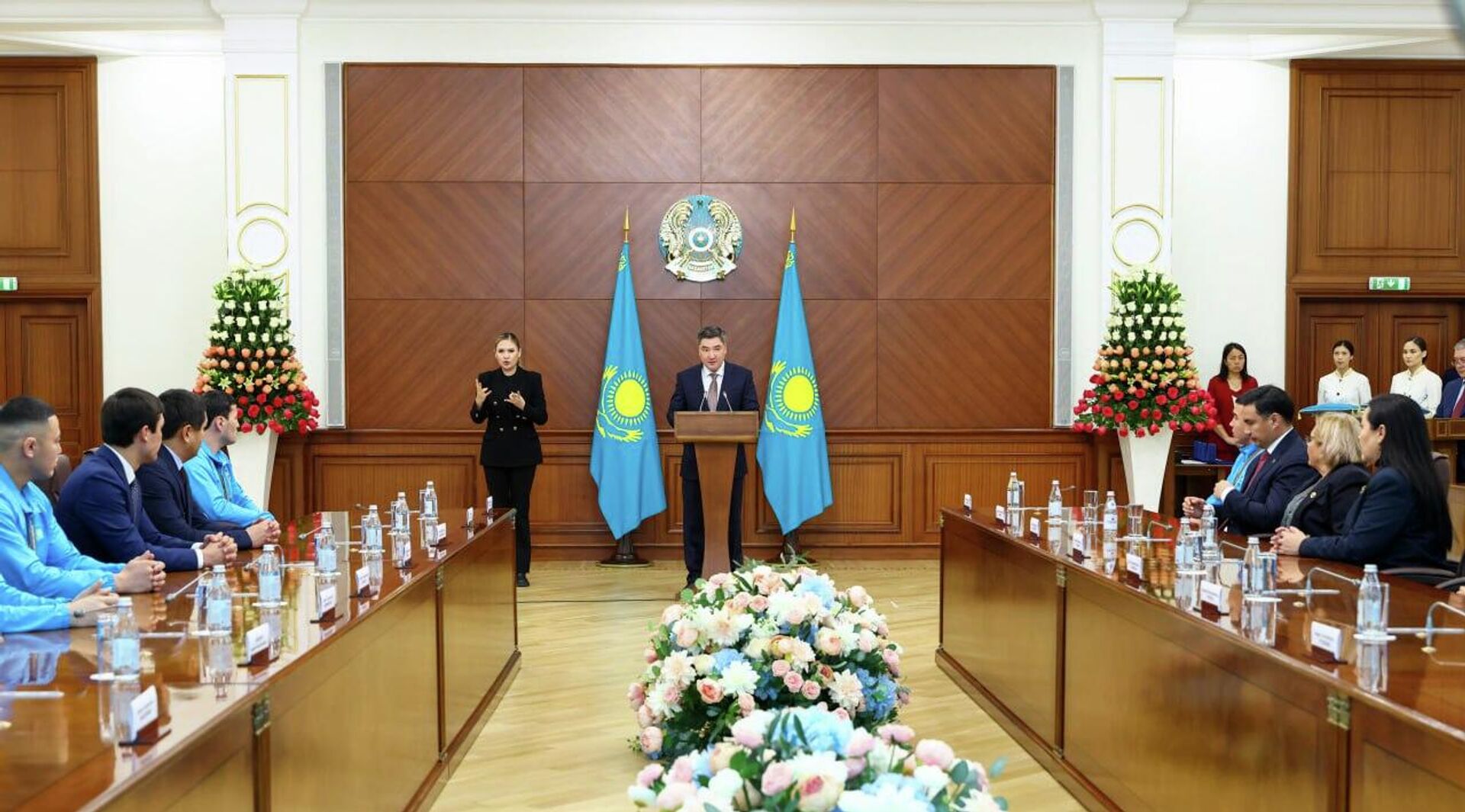 Олжас Бектенов вручил государственные награды призерам и тренерам XXV Летних Сурдлимпийских игр - Sputnik Казахстан, 1920, 22.12.2025