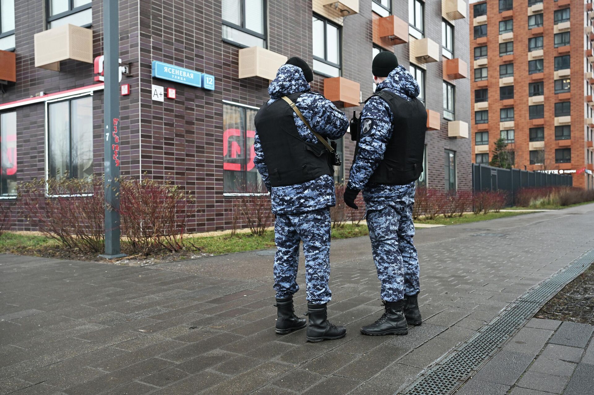 Сотрудники спецслужб работают на месте взрыва автомобиля Kia Sorento на парковке на улице Ясеневая в районе Орехово-Борисово в Москве - Sputnik Казахстан, 1920, 22.12.2025