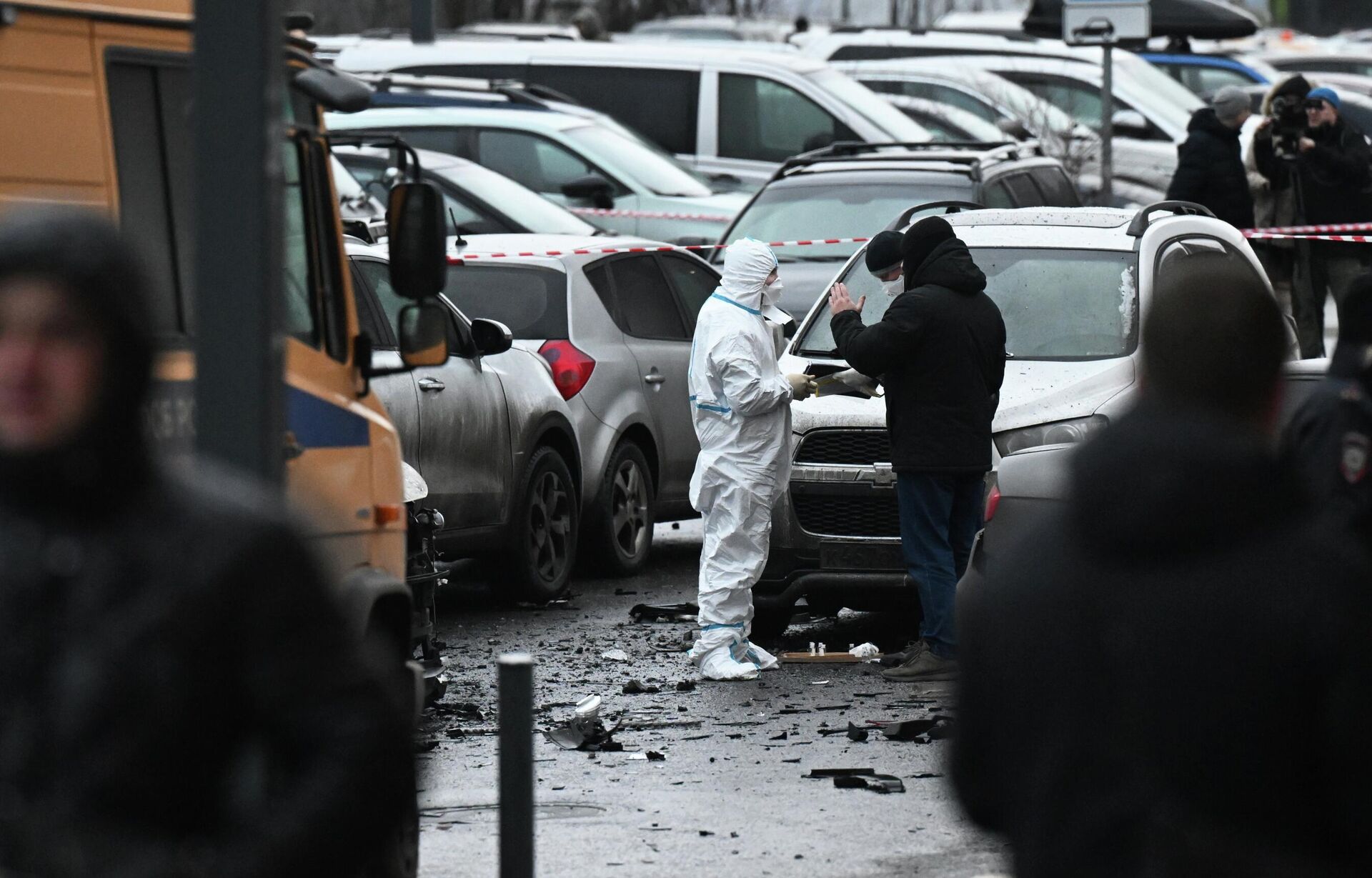 Сотрудники спецслужб работают на месте взрыва автомобиля Kia Sorento на парковке на улице Ясеневая в районе Орехово-Борисово - Sputnik Казахстан, 1920, 22.12.2025