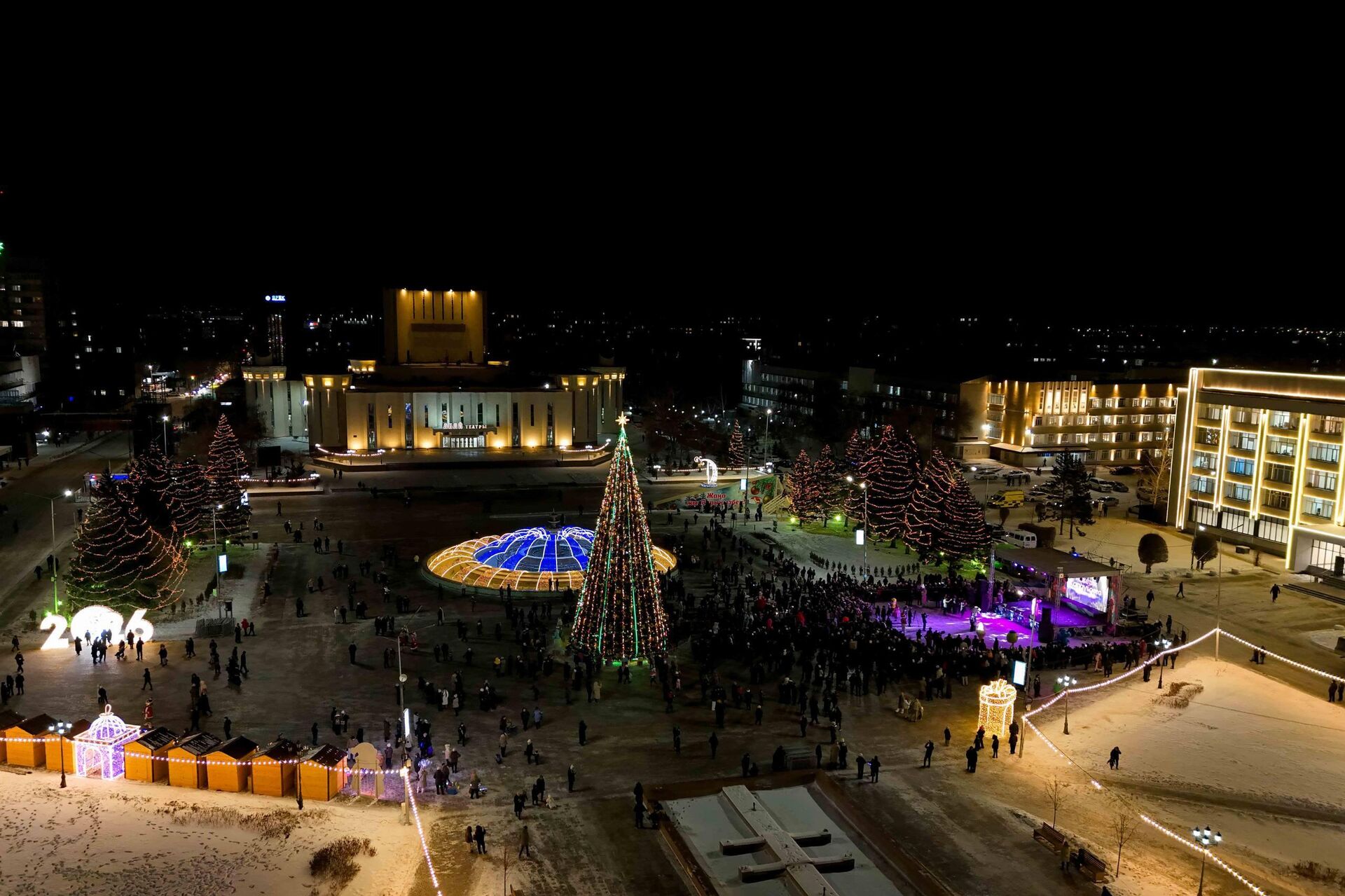 Главную елку зажгли в Семее  - Sputnik Казахстан, 1920, 23.12.2025