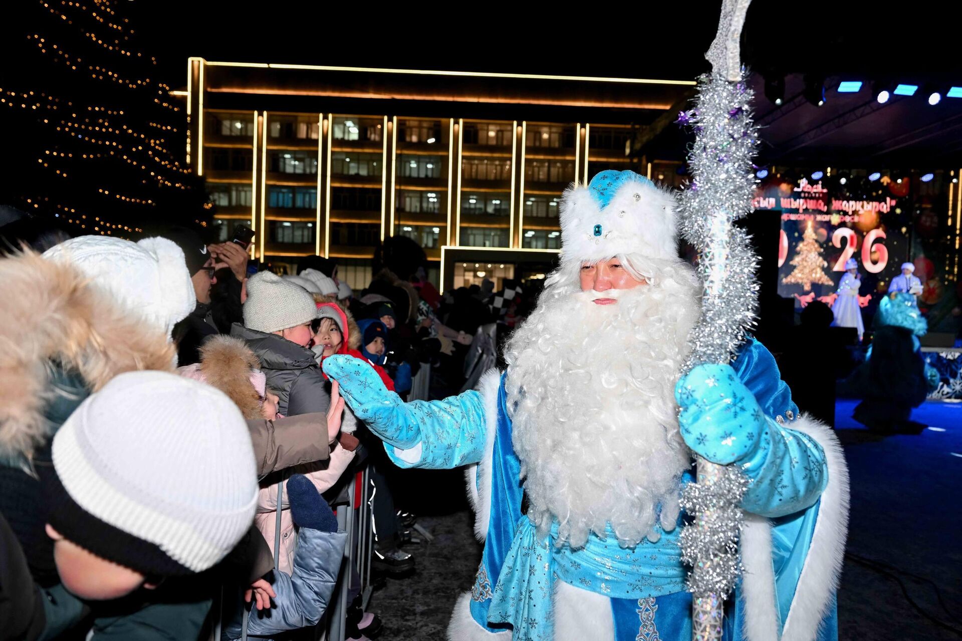 Главную елку зажгли в Семее  - Sputnik Қазақстан, 1920, 23.12.2025