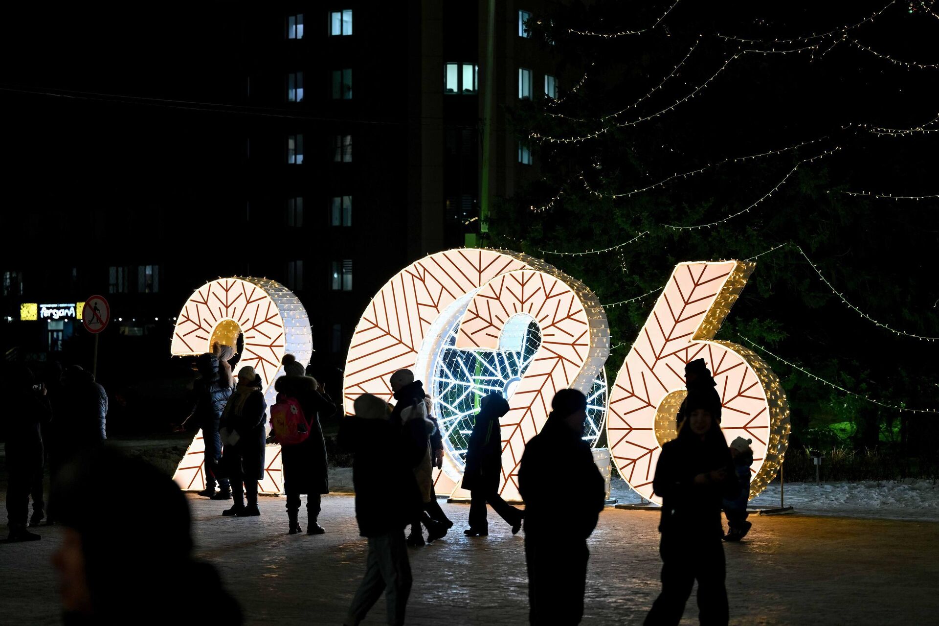 Главную елку зажгли в Семее  - Sputnik Қазақстан, 1920, 23.12.2025