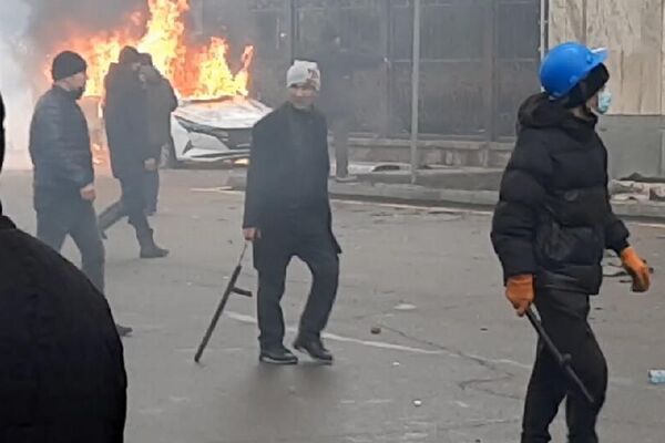 Алматы, 5 қаңтар 2022 жыл. Әкімдік ғимараты жанындағы тәртіпсіздік - Sputnik Қазақстан