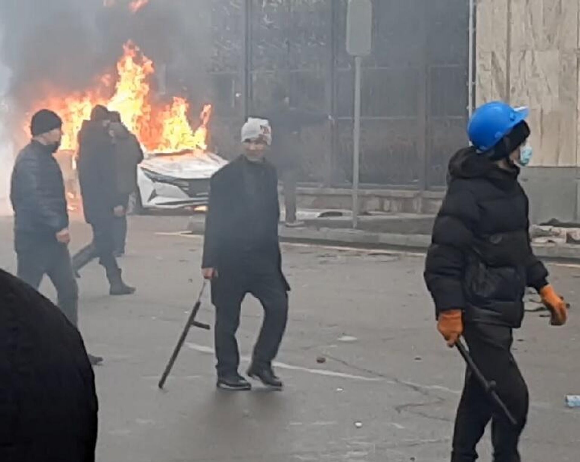 Беспорядки, устроенные погромщиками у здания акимата Алматы 5 января 2022 года Беспорядки, устроенные погромщиками у здания акимата Алматы 5 января 2022 года - Sputnik Казахстан, 1920, 05.01.2026