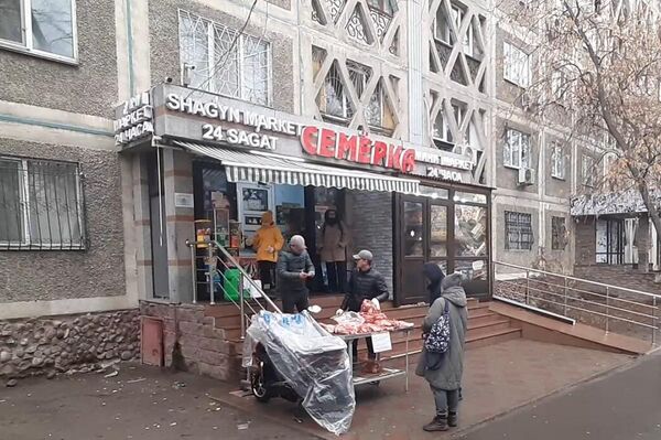Алматинский Арбат 7 января 2022года. Фермеры привезли мясо и молоко на продажу. Большинство магазинов были разграблены - Sputnik Казахстан