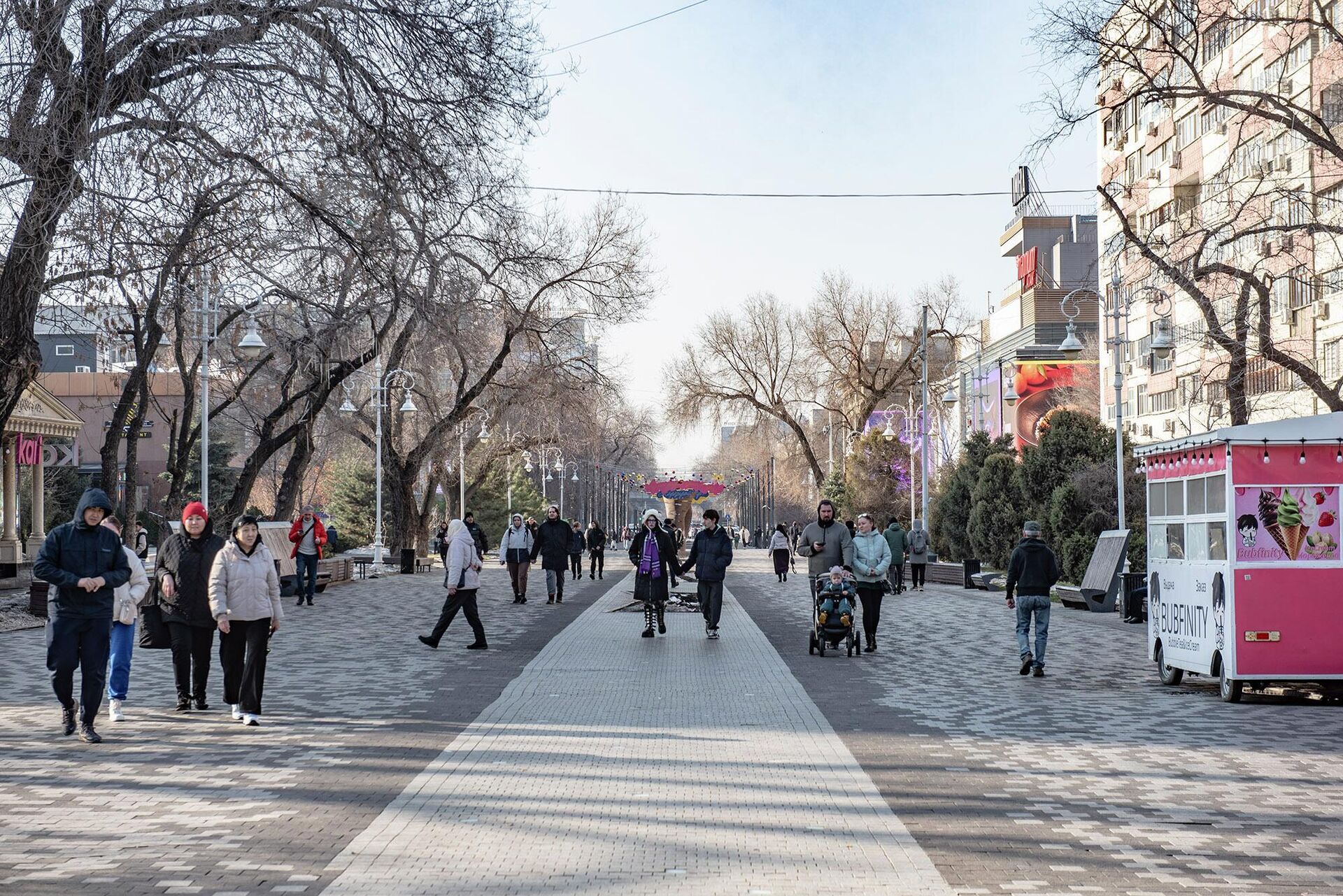 Сегодня алматинский Арбат, как обычно, полон отдыхающих горожан - Sputnik Қазақстан, 1920, 29.12.2025