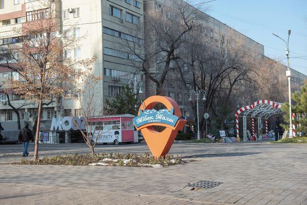 Алматинский Арбат украшают к новогодним праздникам - Sputnik Казахстан