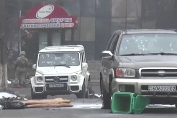 Алматы полиция департаменті жанында оқ тиген көліктер - Sputnik Қазақстан