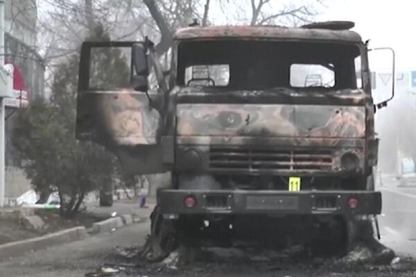 Алматы полиция департаменті жанында жанған техника - Sputnik Қазақстан