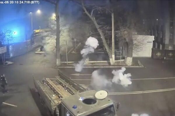 6 қаңтар 2022 жыл. Шабуылшылар ауыр техникамен қоршауларды бұзды - Sputnik Қазақстан