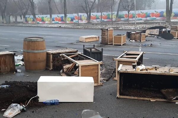 Сәтбаев пен Назарбаев көшелері қиылысындағы барикадалармен жабылған жол, 6 қаңтар 2022 жыл - Sputnik Қазақстан