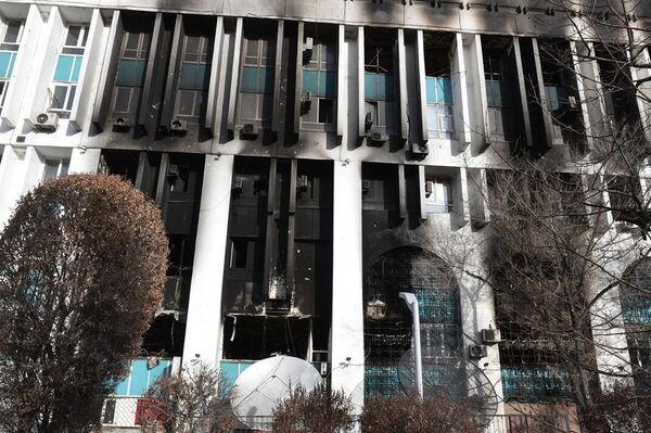 Выгоревшее здание по адресу площадь Республики, 13 - Sputnik Казахстан