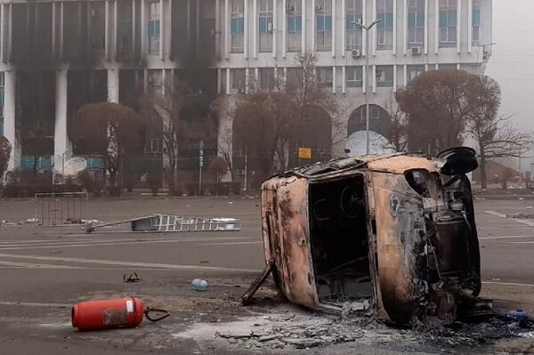 Сожженная машина напротив здания Площадь Республики,13 - Sputnik Казахстан