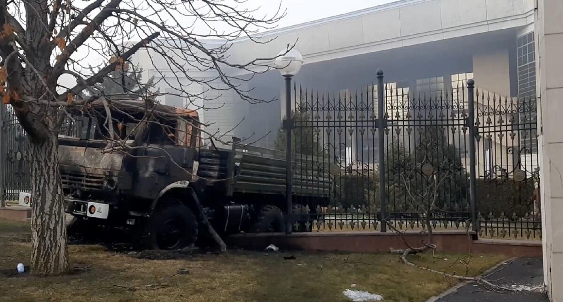 Алматинская резиденция президента после штурма, утром 6 января - Sputnik Қазақстан, 1920, 29.12.2025