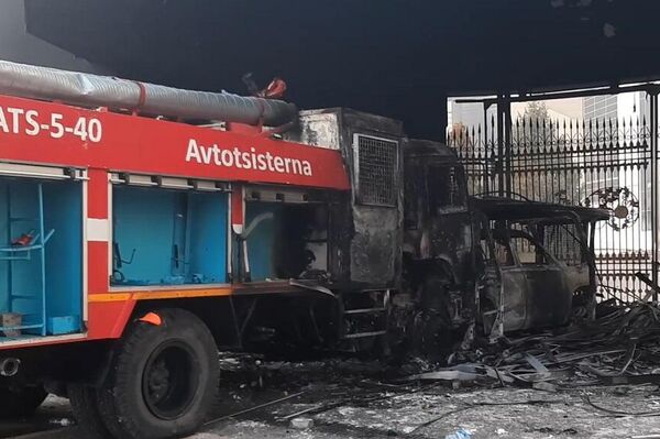 Сожженная пожарная машина на въезде в алматинскую резиденцию президента - Sputnik Казахстан