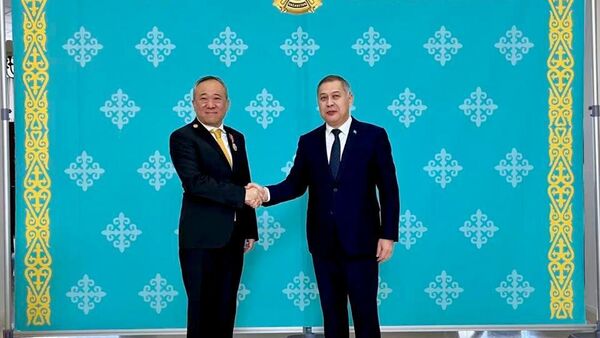 Ректору ведущего вуза КНР вручили Орден Достык II степени, которым его наградил Токаев - Sputnik Казахстан