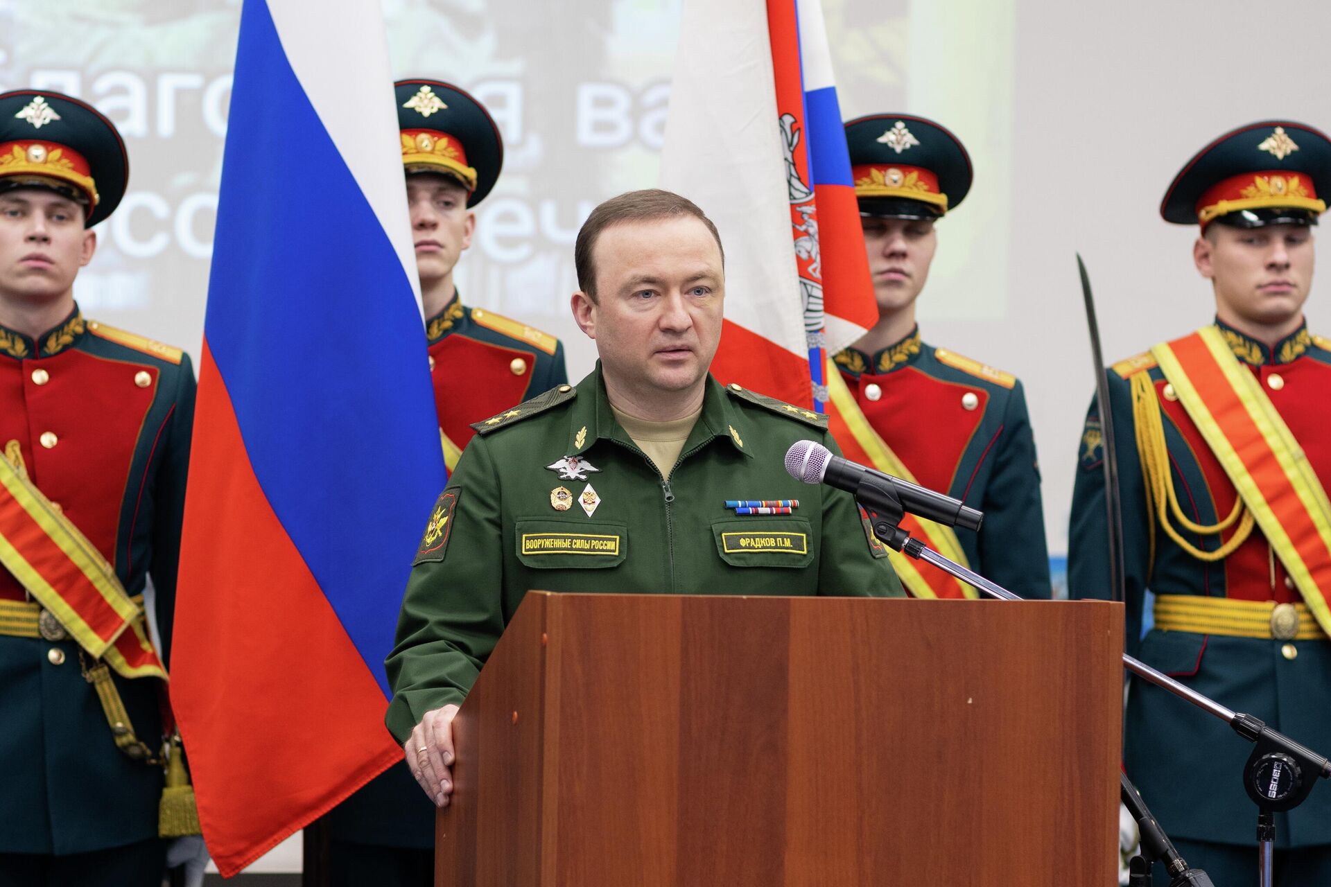 Замминистра обороны РФ Павел Фрадков вручил награды отличившимся участникам СВО в госпитале имени А.А. Вишневского - Sputnik Казахстан, 1920, 24.12.2025