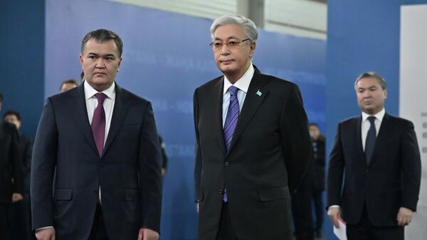 Аким Астаны Женис Касымбек и Касым-Жомарт Токаев - Sputnik Казахстан
