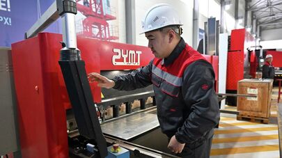 Токаев посетил завод Tausogar в Астане