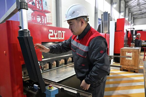 Токаев посетил завод Tausogar в Астане - Sputnik Казахстан