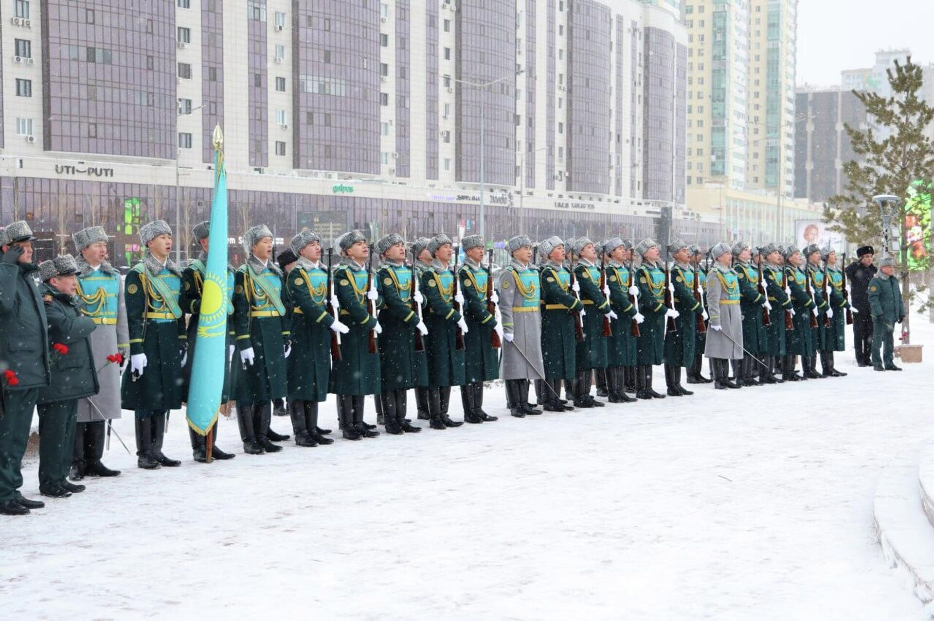 В Вооруженных силах почтили память Героя Советского Союза Бауыржана Момышулы В Вооруженных силах почтили память Героя Советского Союза Бауыржана Момышулы - Sputnik Казахстан, 1920, 24.12.2025