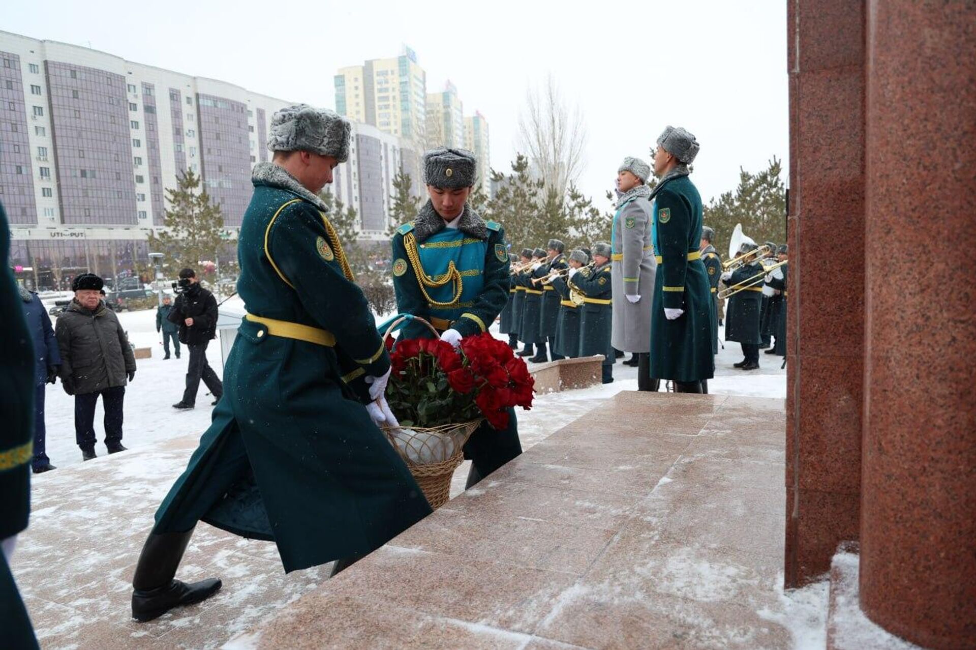 В Вооруженных силах почтили память Героя Советского Союза Бауыржана Момышулы В Вооруженных силах почтили память Героя Советского Союза Бауыржана Момышулы - Sputnik Казахстан, 1920, 24.12.2025