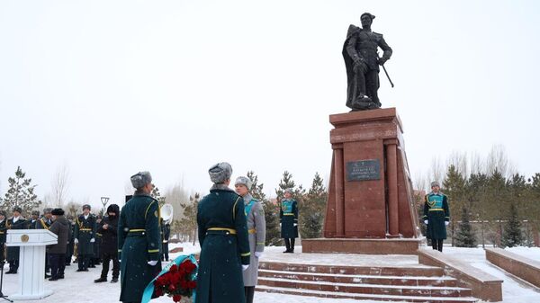 В Вооруженных силах почтили память Героя Советского Союза Бауыржана Момышулы - Sputnik Казахстан