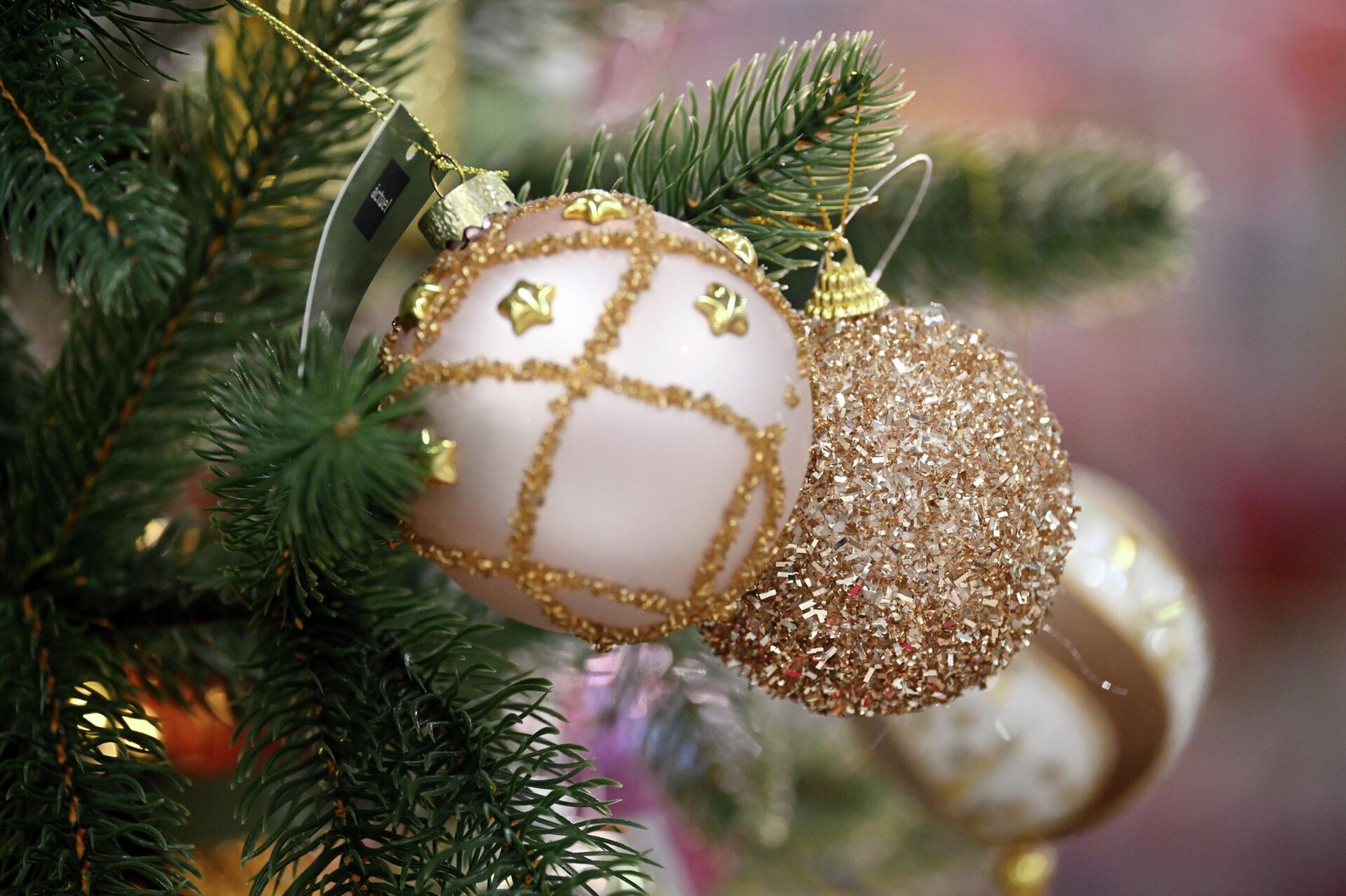 Продажа елочных игрушек - Sputnik Казахстан, 1920, 24.12.2025