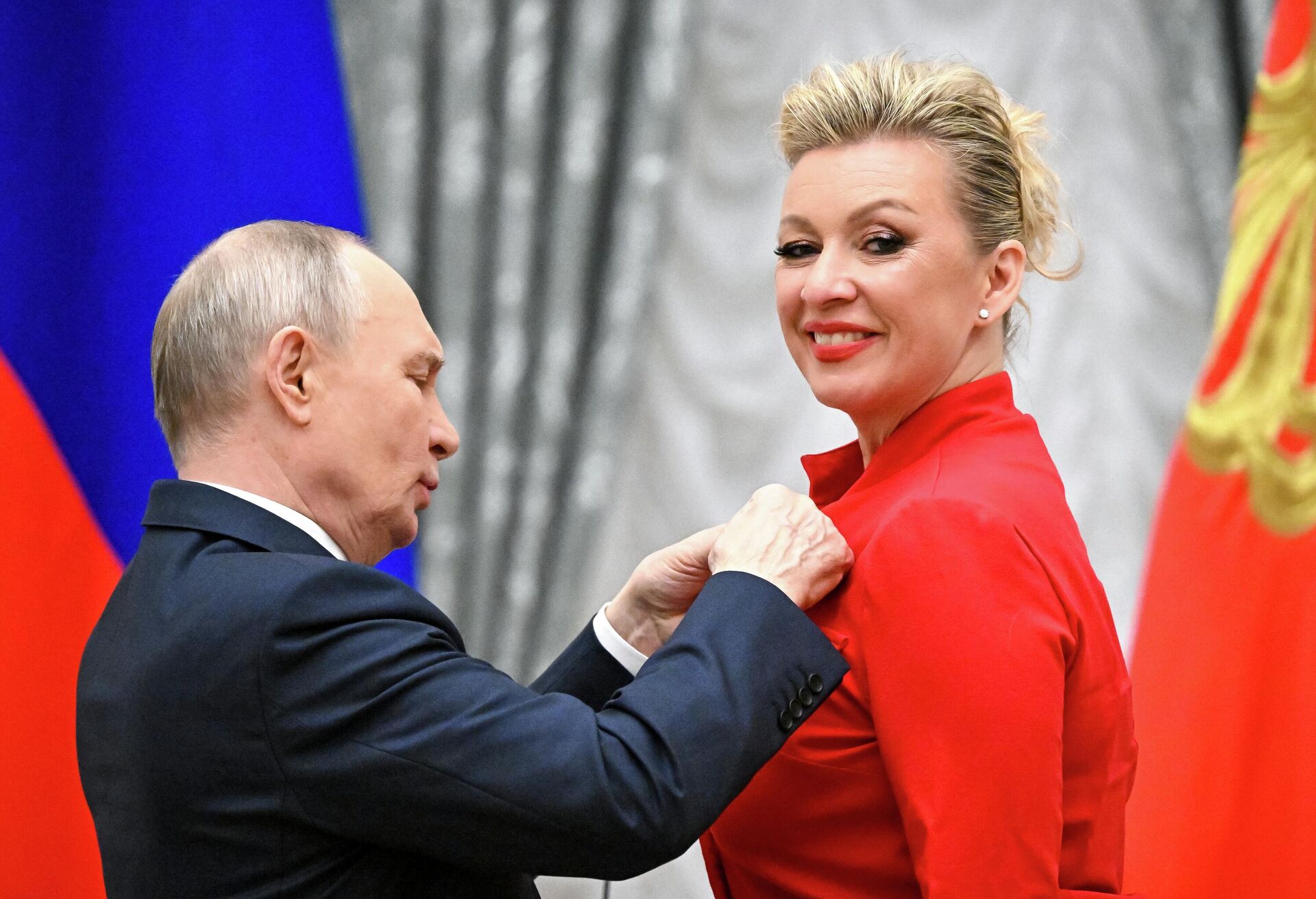 Президент Владимир Путин вручил государственную награду официальному представителю МИД РФ Марии Захаровой - Sputnik Казахстан, 1920, 25.12.2025