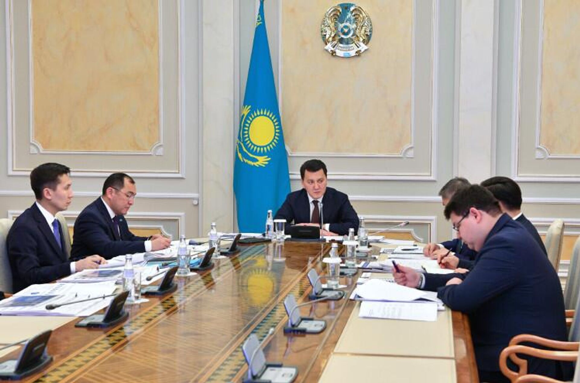 Госсоветник Республики Казахстан Ерлан Карин провел заседание Республиканской комиссии по подготовке кадров за рубежом - Sputnik Казахстан, 1920, 25.12.2025