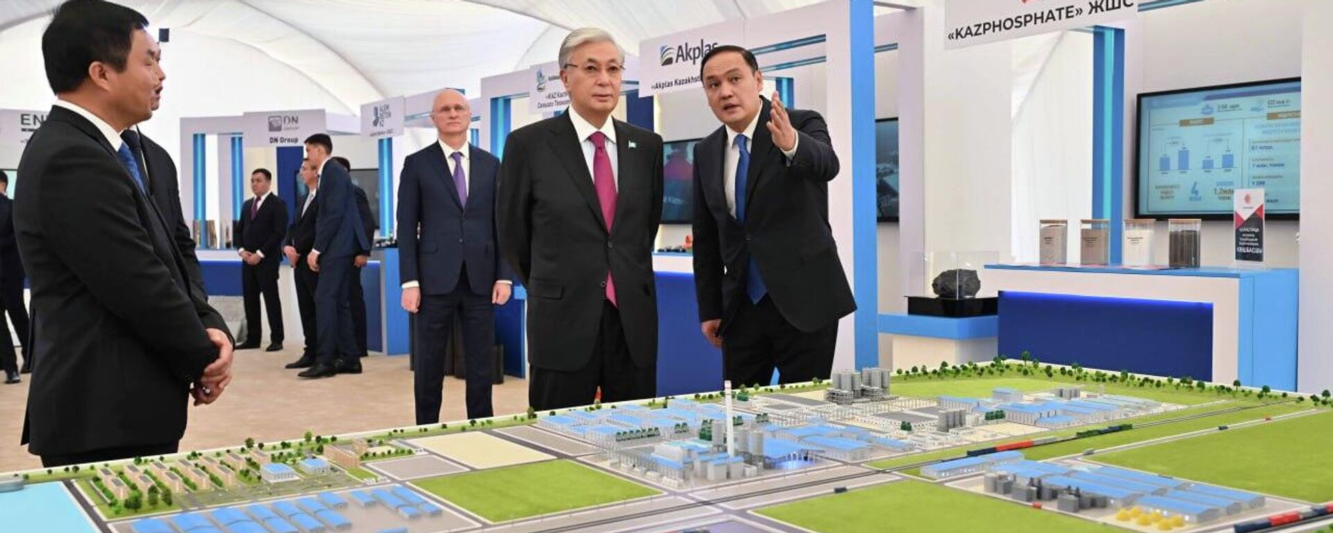  Қасым-Жомарт Тоқаев Тараз шағын индустриалдық аймағын аралап көрді - Sputnik Қазақстан, 1920, 25.12.2025