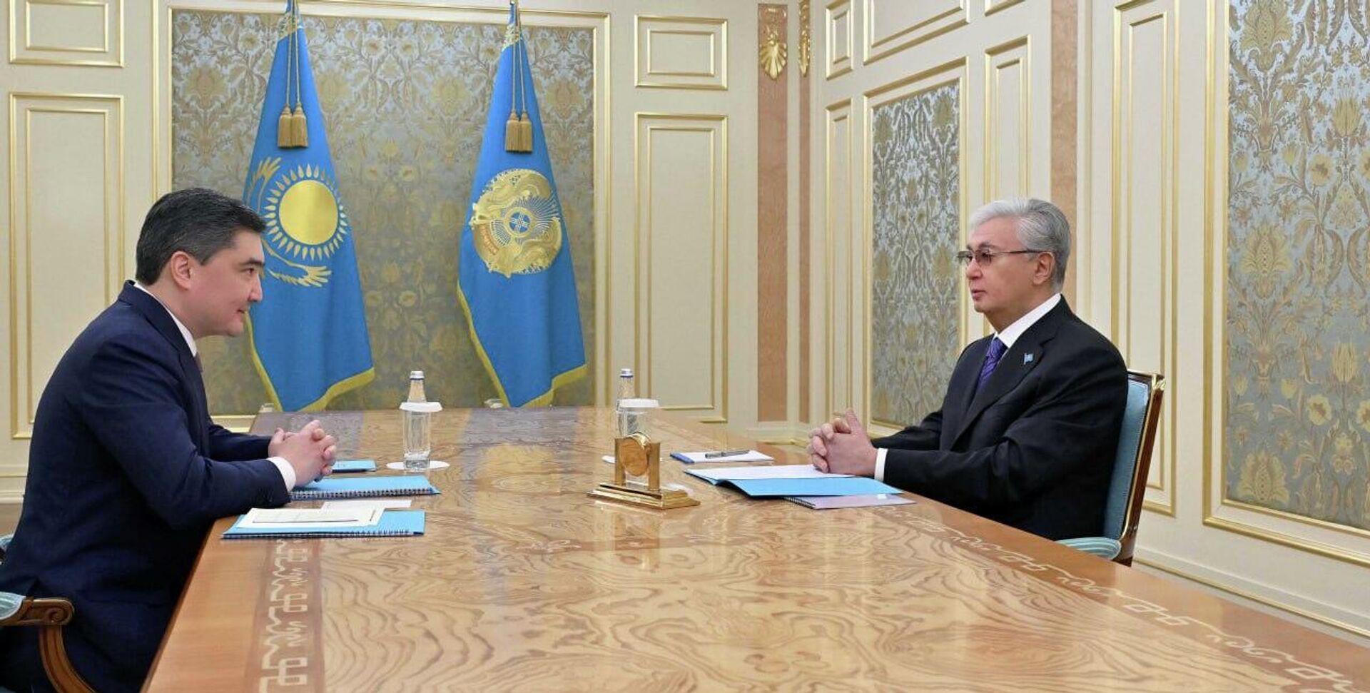 Премьер-министр Олжас Бектенов и президент Касым-Жомарт Токаев - Sputnik Казахстан, 1920, 26.12.2025