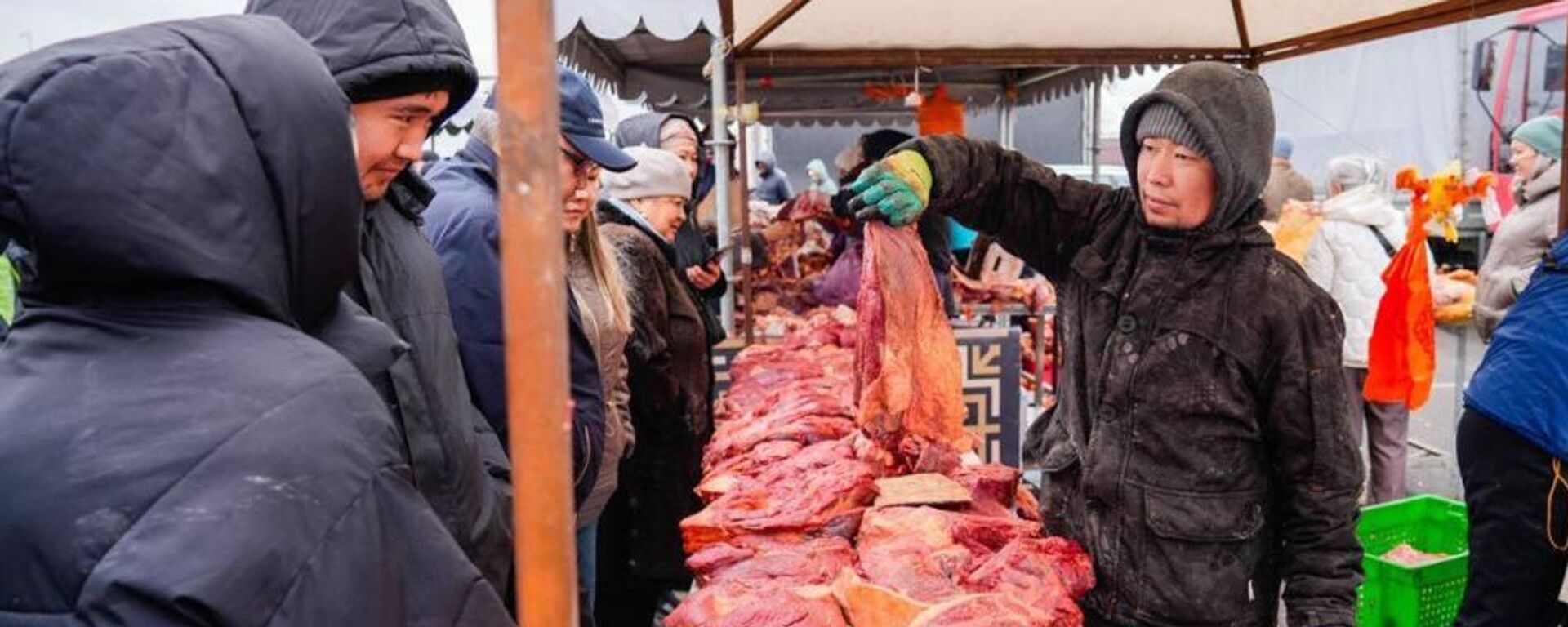 Продажа мяса на рынках Астаны - Sputnik Казахстан, 1920, 31.12.2025