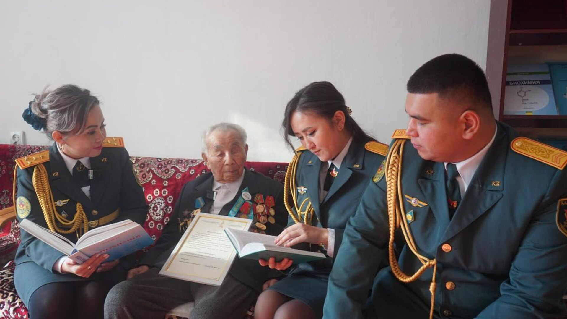 В Алматы военнослужащие поздравили фронтовика Зулхарная Сеитова с днем рождения - Sputnik Казахстан, 1920, 27.12.2025